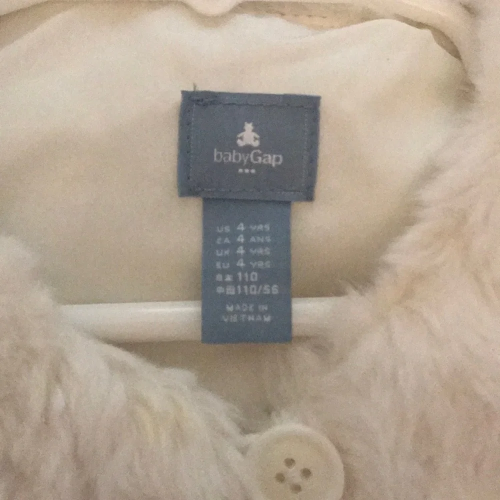 🥰3/$35 Faux fur‎ white gap vest sz 4